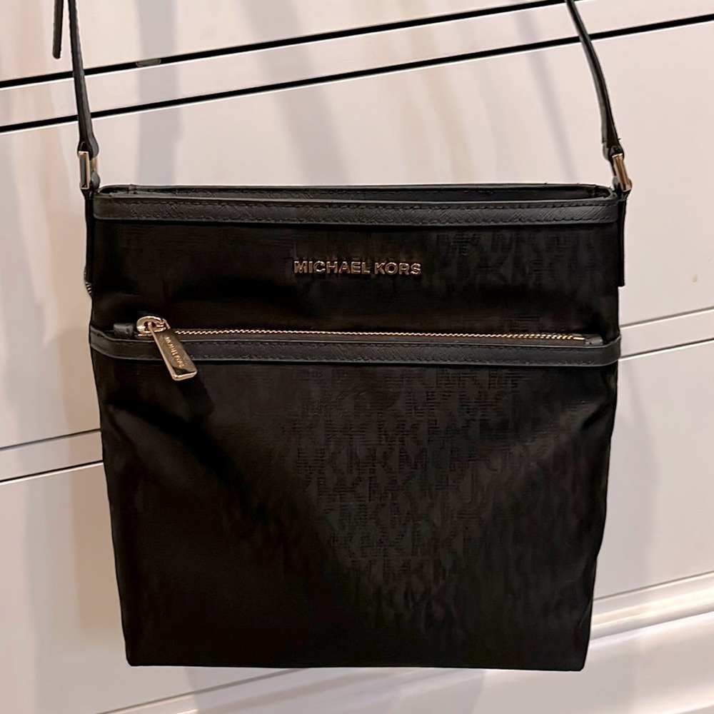NWT Michael Kors Kempton Messenger Crossbody- Black w/ Gold Hardware